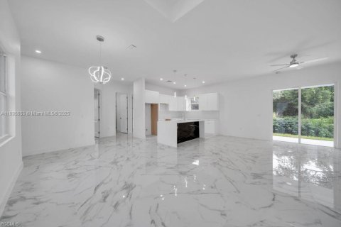 House in Lehigh Acres, Florida 3 bedrooms, 138.7 sq.m. № 1949852 - photo 11