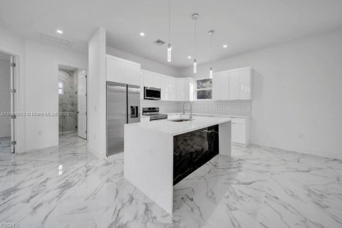 House in Lehigh Acres, Florida 3 bedrooms, 138.7 sq.m. № 1949852 - photo 12