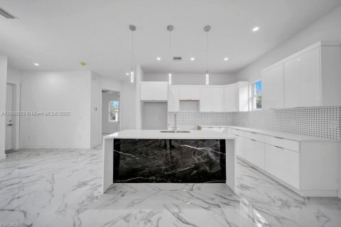 House in Lehigh Acres, Florida 3 bedrooms, 138.7 sq.m. № 1949852 - photo 15