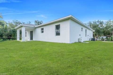 House in Lehigh Acres, Florida 3 bedrooms, 138.7 sq.m. № 1949852 - photo 6
