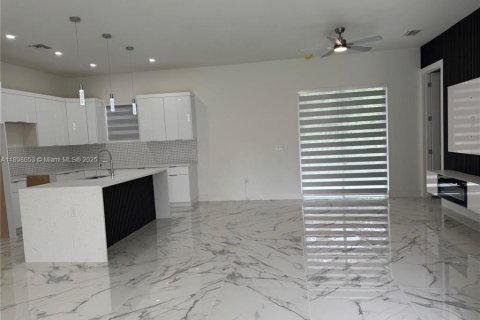 House in Lehigh Acres, Florida 3 bedrooms, 138.7 sq.m. № 1949852 - photo 10