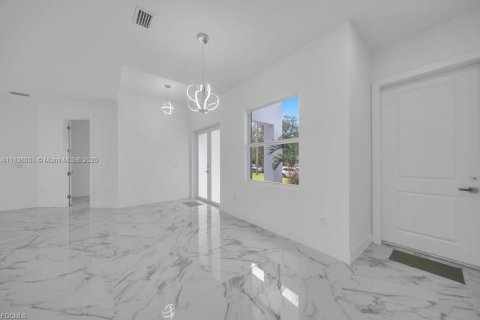 House in Lehigh Acres, Florida 3 bedrooms, 138.7 sq.m. № 1949852 - photo 23