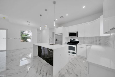 House in Lehigh Acres, Florida 3 bedrooms, 138.7 sq.m. № 1949852 - photo 16