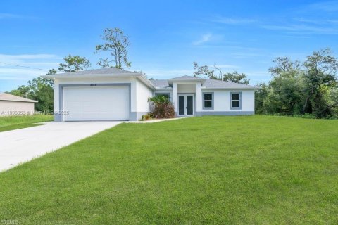 House in Lehigh Acres, Florida 3 bedrooms, 138.7 sq.m. № 1949852 - photo 2