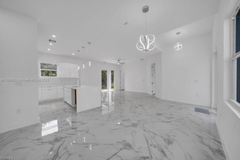 House in Lehigh Acres, Florida 3 bedrooms, 138.7 sq.m. № 1949852 - photo 25