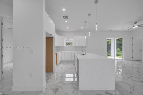 House in Lehigh Acres, Florida 3 bedrooms, 138.7 sq.m. № 1949852 - photo 19