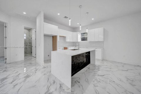 House in Lehigh Acres, Florida 3 bedrooms, 138.7 sq.m. № 1949852 - photo 13