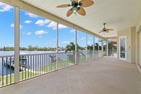 House in Tarpon Springs, Florida 4 bedrooms, 392.05 sq.m. № 1884674 - photo 7