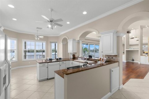 House in Tarpon Springs, Florida 4 bedrooms, 392.05 sq.m. № 1884674 - photo 20