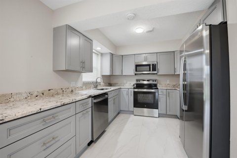 Townhouse in Wellington, Florida 4 bedrooms, 147.06 sq.m. № 2382869 - photo 2