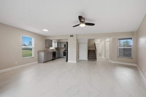 Townhouse in Wellington, Florida 4 bedrooms, 147.06 sq.m. № 2382869 - photo 9