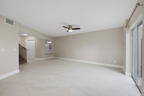 Townhouse in Wellington, Florida 4 bedrooms, 147.06 sq.m. № 2382869 - photo 10