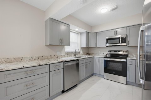 Townhouse in Wellington, Florida 4 bedrooms, 147.06 sq.m. № 2382869 - photo 3