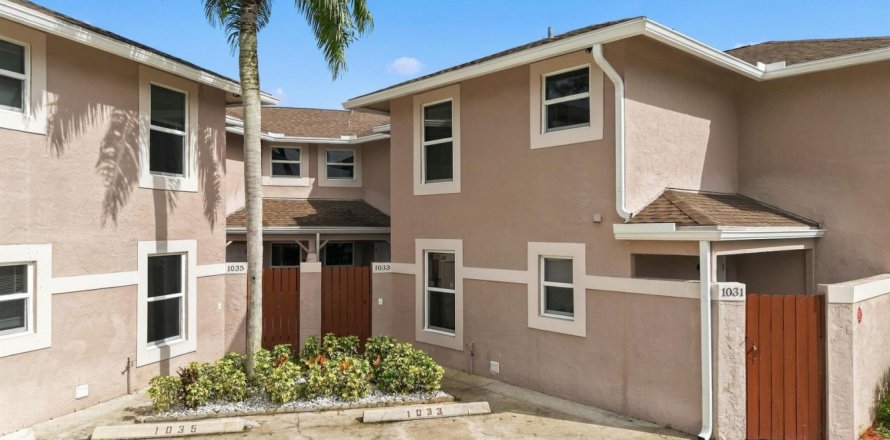 Townhouse in Wellington, Florida 4 bedrooms, 147.06 sq.m. № 2382869