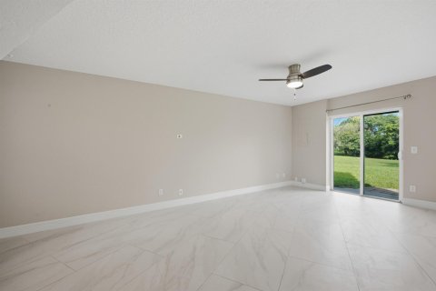 Townhouse in Wellington, Florida 4 bedrooms, 147.06 sq.m. № 2382869 - photo 11