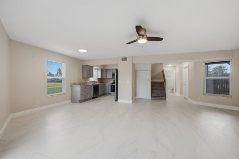Townhouse in Wellington, Florida 4 bedrooms, 147.06 sq.m. № 2382869 - photo 8