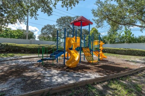 Condo in Palm Harbor, Florida, 2 bedrooms № 2217551 - photo 9