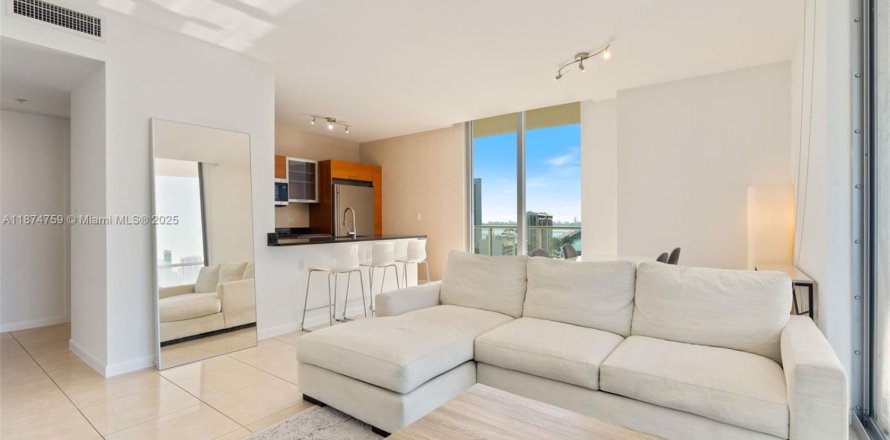 Кондоминиум с 2 спальнями в Майами, Флорида № 1977771