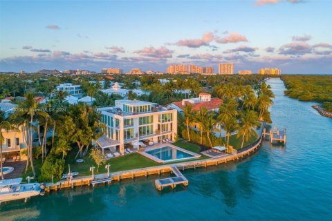 Casa en alquiler en Key Biscayne, Florida, 6 dormitorios, 761.98 m2 № 1933868 - foto 1