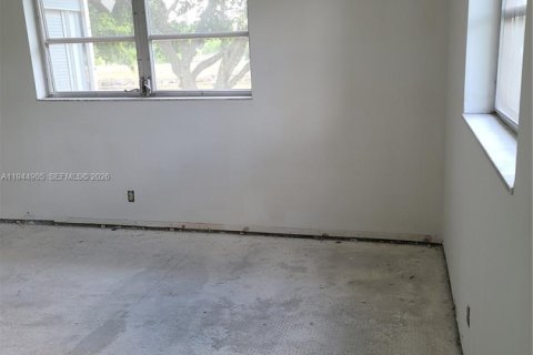 Condo in Margate, Florida, 2 bedrooms № 2060146 - photo 5