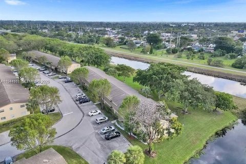 Condo in Margate, Florida, 2 bedrooms № 2060146 - photo 2