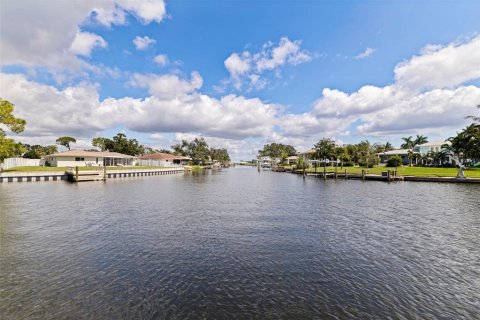 Casa en Saint Petersburg, Florida 4 dormitorios, 220.09 m2 № 2386147