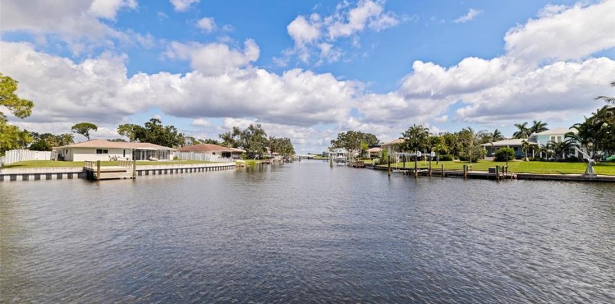 Casa en Saint Petersburg, Florida 4 dormitorios, 220.09 m2 № 2386147