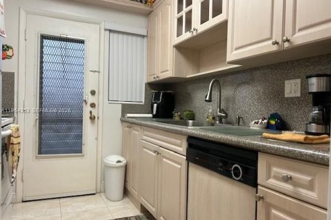 Condominio en alquiler en North Miami Beach, Florida, 1 dormitorio, 63.55 m2 № 2009117 - foto 2