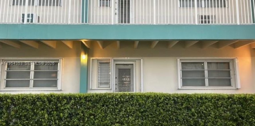 Condominio en North Miami Beach, Florida, 1 dormitorio  № 2009117