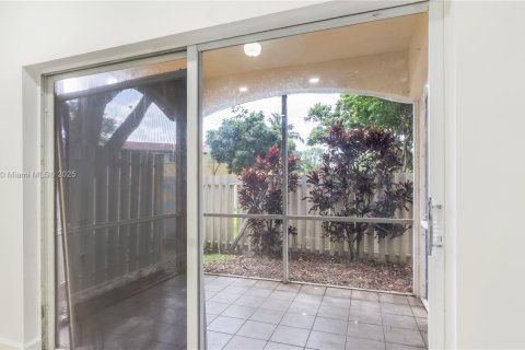 Townhouse in Miramar, Florida 3 bedrooms, 135.82 sq.m. № 1862614 - photo 28