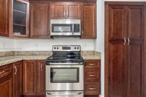 Townhouse in Miramar, Florida 3 bedrooms, 135.82 sq.m. № 1862614 - photo 11