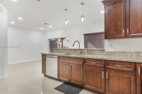 Townhouse in Miramar, Florida 3 bedrooms, 135.82 sq.m. № 1862614 - photo 13