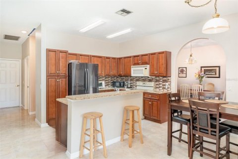 House in Kissimmee, Florida 4 bedrooms, 215.35 sq.m. № 1827079 - photo 12