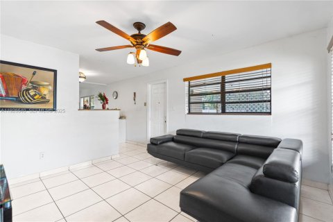 House in Miramar, Florida 2 bedrooms, 90.3 sq.m. № 1986534 - photo 3