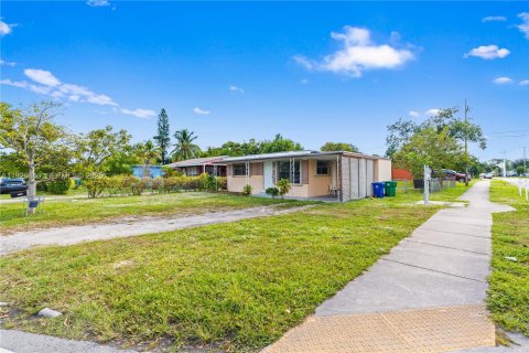 House in Miramar, Florida 2 bedrooms, 90.3 sq.m. № 1986534 - photo 19