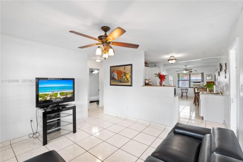 House in Miramar, Florida 2 bedrooms, 90.3 sq.m. № 1986534 - photo 4