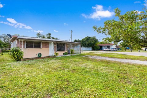 House in Miramar, Florida 2 bedrooms, 90.3 sq.m. № 1986534 - photo 1