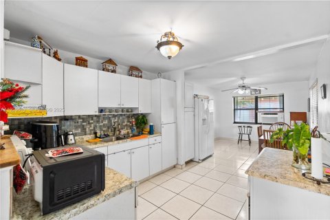 House in Miramar, Florida 2 bedrooms, 90.3 sq.m. № 1986534 - photo 6