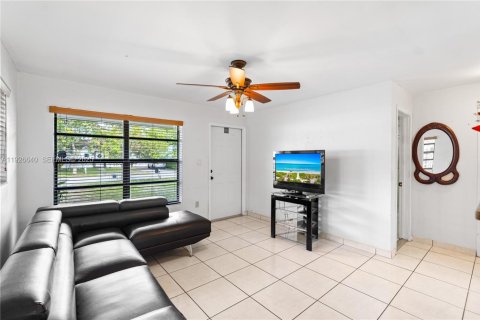 House in Miramar, Florida 2 bedrooms, 90.3 sq.m. № 1986534 - photo 5