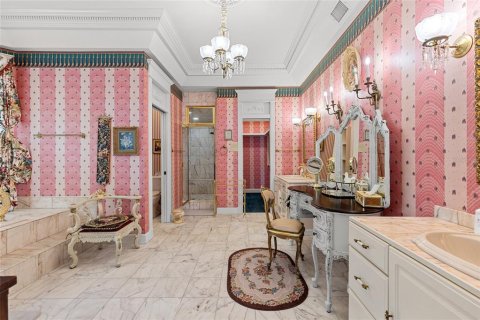 Купить коммерческую недвижимость в Хейнс-Сити, Флорида 749.07м2, № 2302644 - фото 28