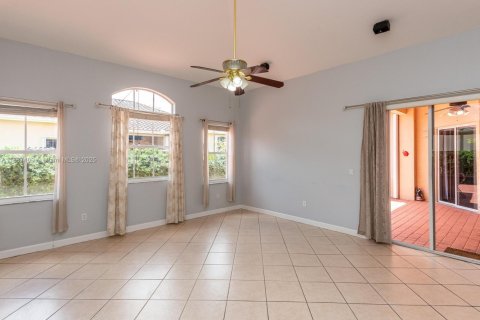 Снять в аренду виллу или дом в Мирамар, Флорида 3 спальни, 230.4м2, № 1941677 - фото 12