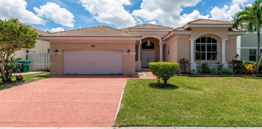 Дом в Мирамар, Флорида 3 спальни, 230.4м2 № 1941677