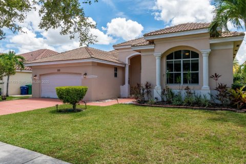 Снять в аренду виллу или дом в Мирамар, Флорида 3 спальни, 230.4м2, № 1941677 - фото 4