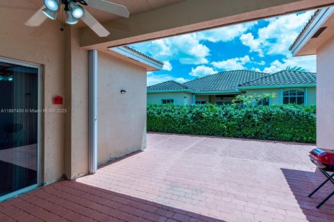 Снять в аренду виллу или дом в Мирамар, Флорида 3 спальни, 230.4м2, № 1941677 - фото 28