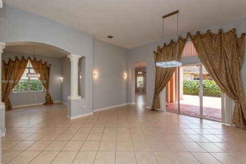 Снять в аренду виллу или дом в Мирамар, Флорида 3 спальни, 230.4м2, № 1941677 - фото 8