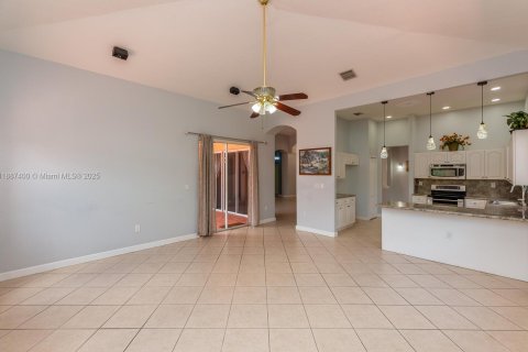 Снять в аренду виллу или дом в Мирамар, Флорида 3 спальни, 230.4м2, № 1941677 - фото 14