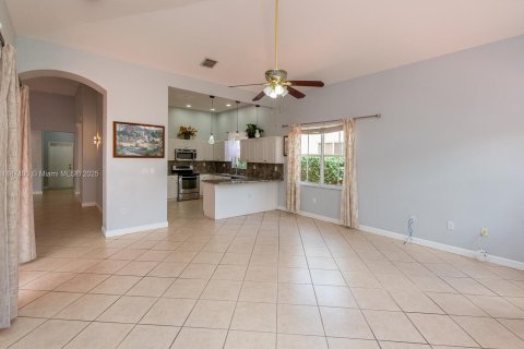 Снять в аренду виллу или дом в Мирамар, Флорида 3 спальни, 230.4м2, № 1941677 - фото 13