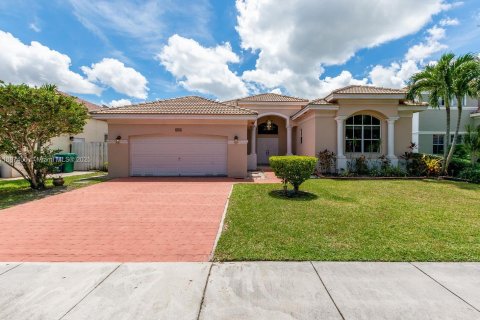 Снять в аренду виллу или дом в Мирамар, Флорида 3 спальни, 230.4м2, № 1941677 - фото 2