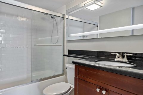 Condominio en alquiler en Miami Beach, Florida, 2 dormitorios, 120.96 m2 № 1929363 - foto 17