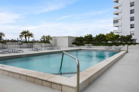 Condominio en alquiler en Miami Beach, Florida, 2 dormitorios, 120.96 m2 № 1929363 - foto 23